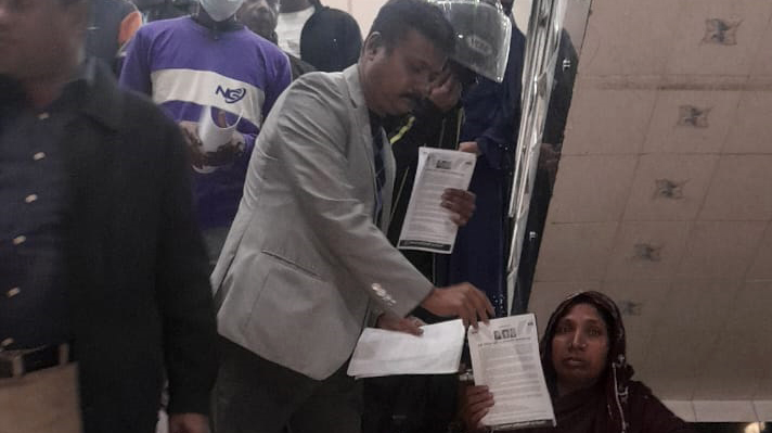 কুষ্টিয়ায় ২য় দিনের মতো এ্যাড. অপু’র নেতৃত্বে লিফলেট বিতরণ