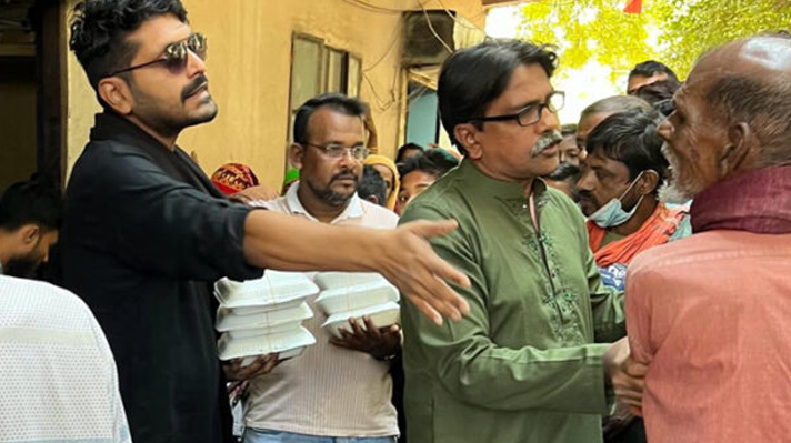 কুষ্টিয়ায় আলহাজ্ব ওয়ালিউল বারী চৌধুরীর কল্যাণ ট্রাষ্টের দুপুরের খাবার বিতরণ