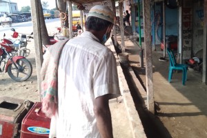 খোকসায় ভবঘুরে ভিক্ষুক ভিক্ষা করে পরিবারের ব্যয় মিটান