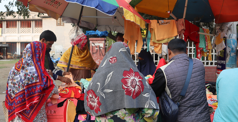 কুষ্টিয়াতে শীত বাড়ার সাথে সাথে বাড়ছে গরম কাপড়ের চাহিদা