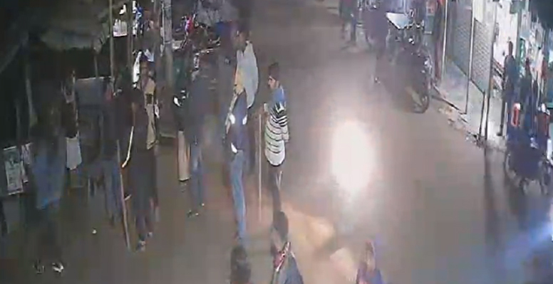 কুমারখালীর যদুবয়রাতে প্রতিদিন লাঠি সোটা নিয়ে রাস্তায় উশৃঙ্খল যুবকেরা