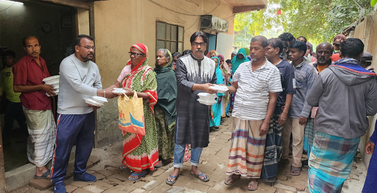 কুষ্টিয়ায় আলহাজ্ব ওয়ালিউল বারী চৌধুরী কল্যাণ ট্রাষ্টের দুপুরের খাবার বিতরণ 4 173867732367a21c4bb5cf2 1 কুষ্টিয়ায় আলহাজ্ব ওয়ালিউল বারী চৌধুরী কল্যাণ ট্রাষ্টের দুপুরের খাবার বিতরণ