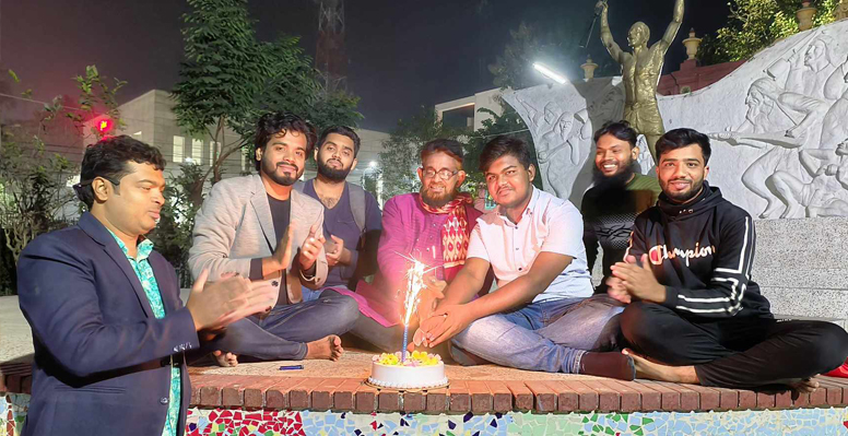 কুষ্টিয়া ব্লাড ডোনার্স ক্লাবের ১০ হাজার সদস্য পূর্ন হওয়ায় কেক কেটে উদযাপন