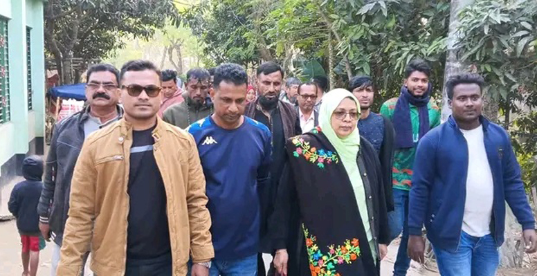 ভোটারদের দুয়ারে দুয়ারে গিয়ে স্বতন্ত্র প্রার্থীর সহধর্মিনীর ভোট প্রার্থনা!