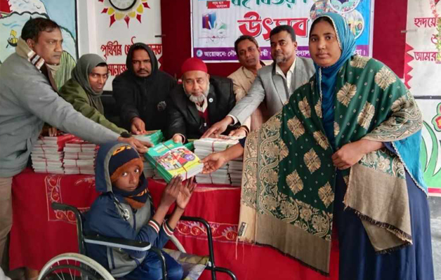 দৌলতপুরে প্রতিবন্ধী শিক্ষার্থীদের মাঝে নতুন বই ও কম্বল বিতরণ