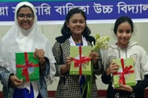 নতুন বই পেয়ে বাঁধভাঙা উচ্ছসিত কুষ্টিয়া সরকারী বালিকা উচ্চ বিদ্যালয়ের শিক্ষার্থীরা