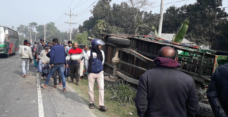 খোকসায় ট্রাক আলাম সাধুর মুখোমুখি সংঘর্ষে আহত-১০