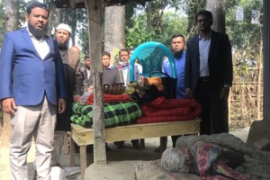 কুষ্টিয়ার আলামপুরে বৃদ্ধ গৌরি রানী দত্তকে সহায়তা প্রদান