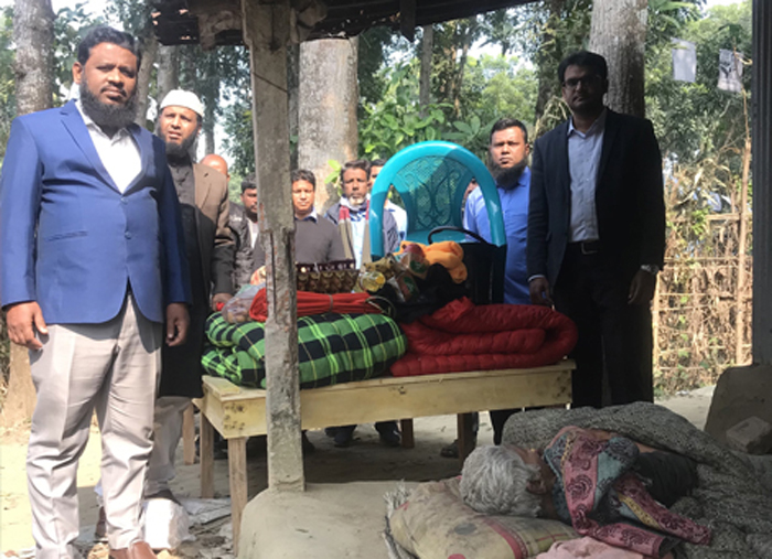 কুষ্টিয়ার আলামপুরে বৃদ্ধ গৌরি রানী দত্তকে সহায়তা প্রদান