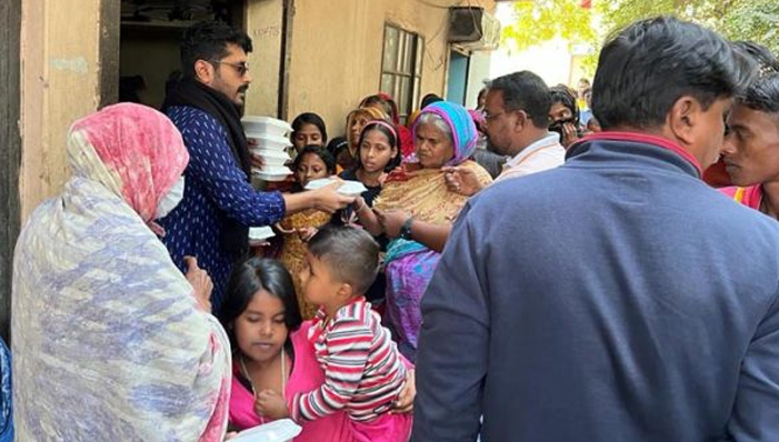 কুষ্টিয়ায় আলহাজ্ব ওয়ালিউল বারী চৌধুরী কল্যাণ ট্রাষ্টের দুপুরের খাবার বিতরণ
