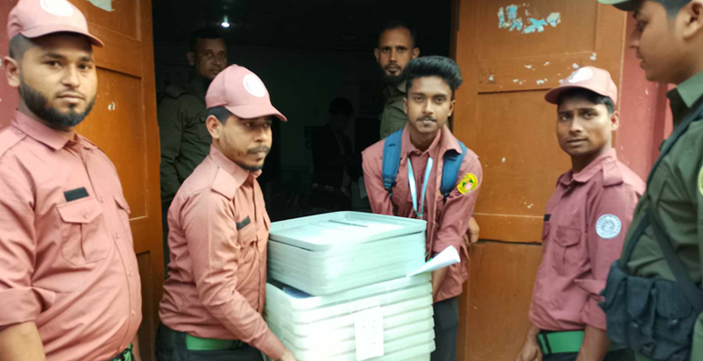 দৌলতপুরে ভোট গ্রহণের সকল প্রস্ততি সম্পন্ন : কেন্দ্রে নির্বাচনী সরঞ্জাম সরবরাহ