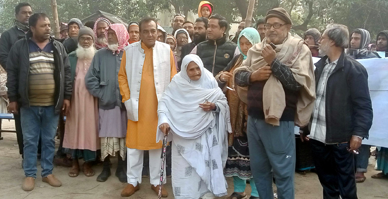 মিরপুরে শতবর্ষী মাকে নিয়ে ভোট দিলেন স্বতন্ত্র প্রার্থী কামারুল