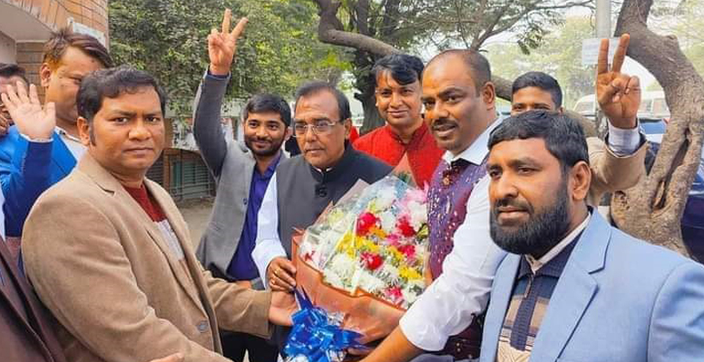 শপথ গ্রহণ শেষে এমপি কামারুল আরেফিনকে ফুলেল শুভেচ্ছা