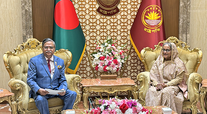 শেখ হাসিনাকে প্রধানমন্ত্রী নিয়োগ দিলেন রাষ্ট্রপতি
