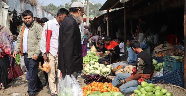কুষ্টিয়ার বাজারে সবজি সহ প্রয়োজনীয় দ্রব্যের মূল্য অপরিবর্তিত থাকায় স্বস্তিতে ক্রেতারা