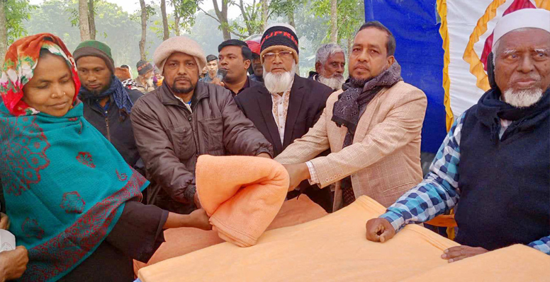 দৌলতপুর মানবকল্যাণ সংগঠনের শীতবস্ত্র বিতরণ