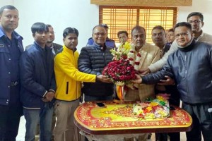 কামারুল আরেফিন এমপির সাথে অতিরিক্ত সচিব টিপু সুলতানের বিজয়ের শুভেচ্ছা বিনিময়