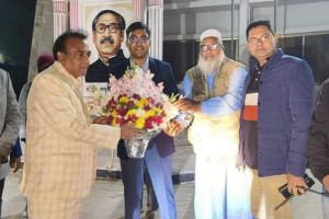 নবনির্বাচিত এমপি কামারুল আরেফিন কে ভেড়ামারা উপজেলা প্রশাসনের পক্ষ থেকে বিজয় শুভেচ্ছা বিনিময়