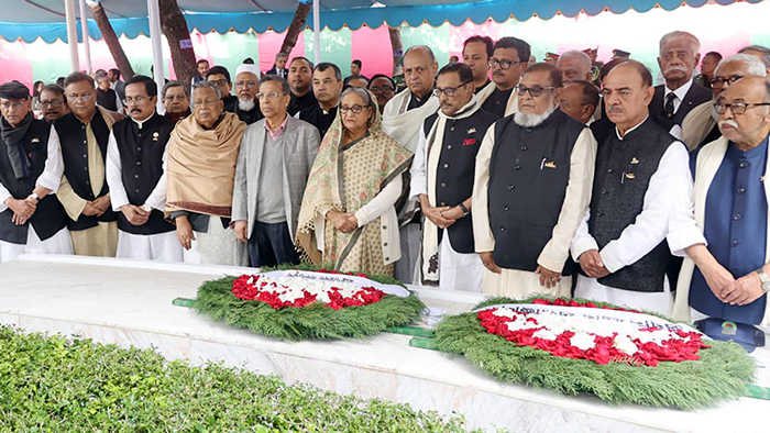 মন্ত্রিসভার সদস্যদের নিয়ে বঙ্গবন্ধুর সমাধিতে প্রধানমন্ত্রীর শ্রদ্ধা