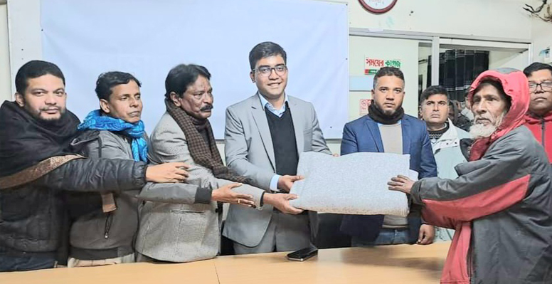 ভেড়ামারা প্রেসক্লাবে শীতার্তদের মাঝে কম্বল বিতরণ