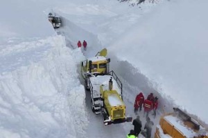 চীনের জিনজিয়াংয়ে তুষারধসে আটকা পড়েছে হাজারো পর্যটক