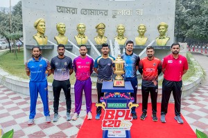 সাত বীরশ্রেষ্ঠের ভাস্কর্যের সামনে বিপিএলের ট্রফি উন্মোচন