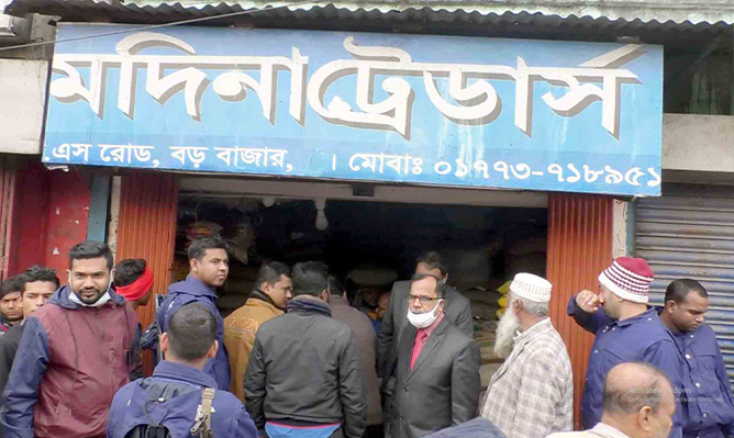 কুষ্টিয়ায় চালের দোকানে ভ্রাম্যমাণ আদালতের অভিযান