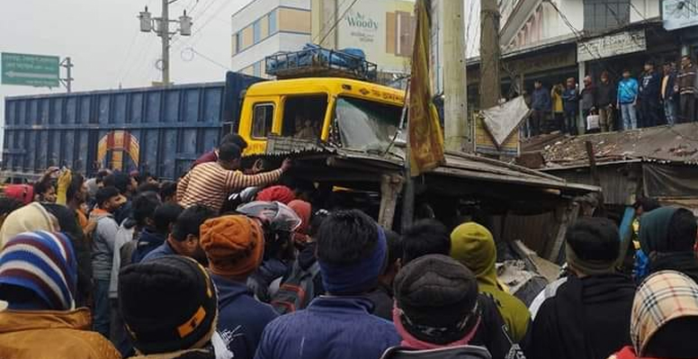 শৈলকুপায় নিয়ন্ত্রণ হারিয়ে দোকানে ঢুকে পড়লো ট্রাক: আহত-৩
