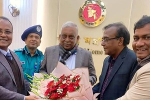 স্বরাষ্ট্র মন্ত্রীর সাথে সৌজন্য সাক্ষাৎ ও ফুলেল শুভেচ্ছা বিনিময় করলেন এমপি কামারুল আরেফীন