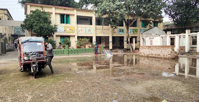 চুয়াডাঙ্গায় শীত-বৃষ্টিতে মাধ্যমিক বিদ্যালয় বন্ধ, খোলা প্রাথমিক