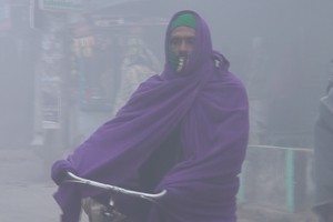 দৌলতপুরে তীব্র শীত ও গুড়ি গুড়ি বৃষ্টিতে জনজীবন বিপর্যস্থ