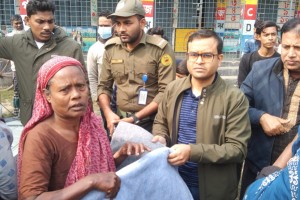 শৈলকুপায় শীতার্তদের মাঝে কম্বল বিতরণ