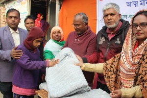 কুমারখালীতে আল- আরাফাহ্ ইসলামী ব্যাংকের উদ্যোগে প্রতিবন্ধীদের মাঝে শীতবস্ত্র বিতরণ