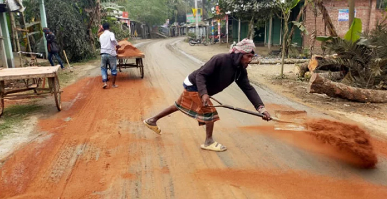 কুমারখালীতে ইটভাটার মাটি পড়ে পাকা সড়কে কাদা
