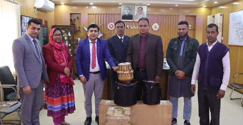 মীর মশাররফ হোসেন নাট্যগোষ্ঠীকে সঙ্গীত বাদ্যযন্ত্র উপহার দিলেন জেলা প্রশাসক