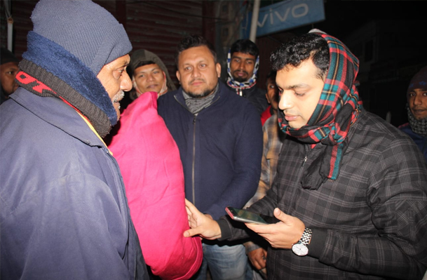 কুমারখালীতে শীতার্তদের গায়ে কম্বল জড়িয়ে দিলেন ইউএনও
