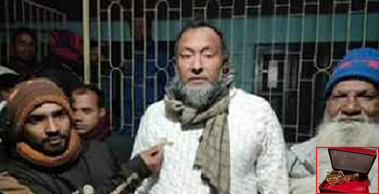 দৌলতপুরের নবনির্বাচিত এমপিকে সোনার তৈরী ট্রাকের ব্যাজ উপহার