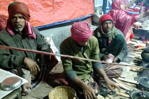 কুষ্টিয়া সরকারি কলেজের সামনের লাল চাঁদ আলীর হরেক রকমের পিঠা