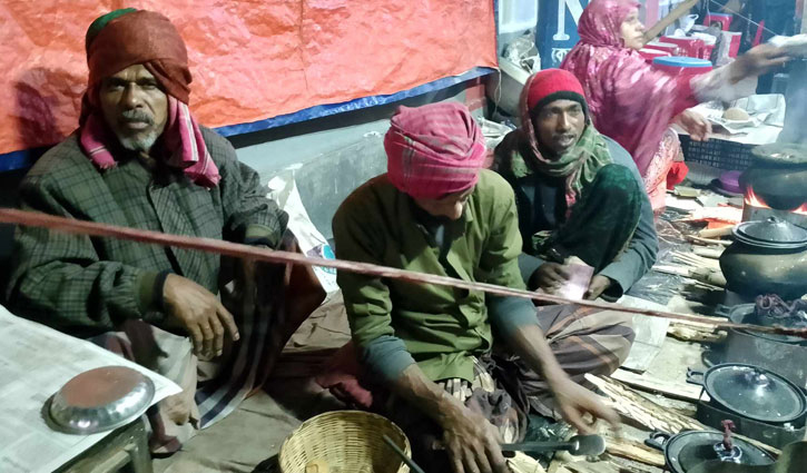 কুষ্টিয়া সরকারি কলেজের সামনের লাল চাঁদ আলীর হরেক রকমের পিঠা