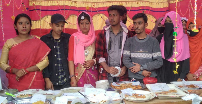 হরিণাকুন্ডুতে হরেক রকম পিঠা উৎসব জমজমাট