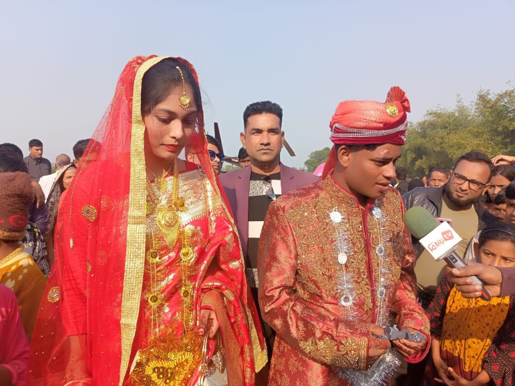 কুষ্টিয়ায় হেলিকপ্টারে চড়ে কনের বাড়িতে কুয়েত প্রবাসী বর 5 173867784867a21e5844e40 1 কুষ্টিয়ায় হেলিকপ্টারে চড়ে কনের বাড়িতে কুয়েত প্রবাসী বর