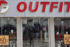 কুষ্টিয়ায় শীতের পোশাকে মূল্য ছাড়ের প্রতিযোগিতা