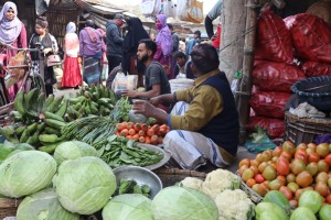 কুষ্টিয়ায় দ্রব্যমূল্যের উর্ধ্বগতিতে নিম্ন আয়ের মানুষ দিশেহারা
