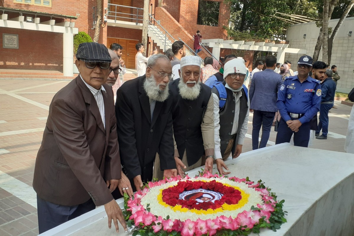 টুঙ্গিপাড়ায় বঙ্গবন্ধুর সমাধিতে ঝিনাইদহ মুক্তিযোদ্ধা সংসদের শ্রদ্ধা