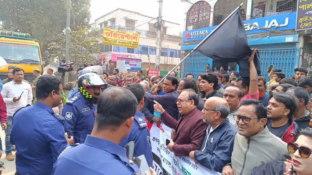 ঝিনাইদহে বিএনপির কালো পতাকা মিছিলে পুলিশের বাঁধা 3 173867801767a21f01cdd8e 1 ঝিনাইদহে বিএনপির কালো পতাকা মিছিলে পুলিশের বাঁধা