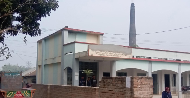 বিদ্যালয়ের পাশেই ইটভাটায় পোড়ানো হচ্ছে কাঠ, ঝুঁকিতে শিক্ষার্থীরা