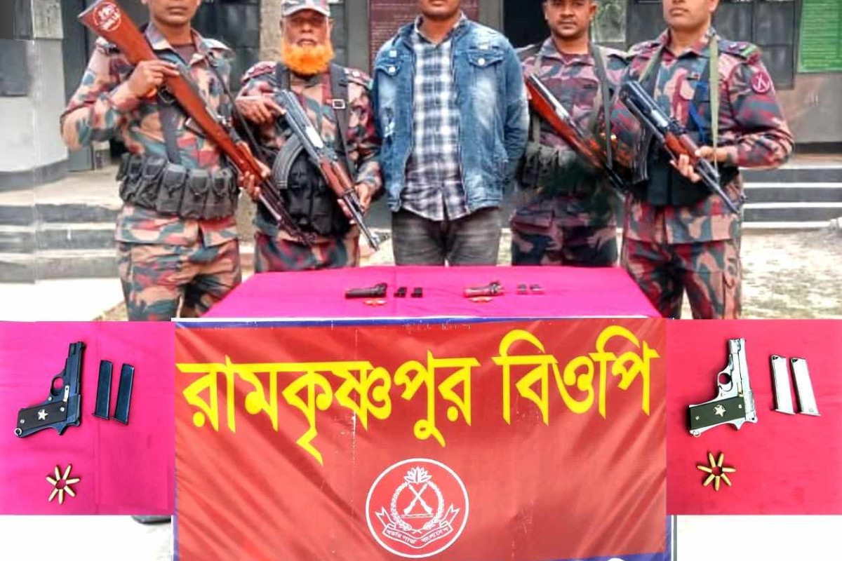 দৌলতপুরে ২টি পিস্তল, ১৪ রাউন্ড গুলি ও ৪টি ম্যাগাজিনসহ আসামী আটক