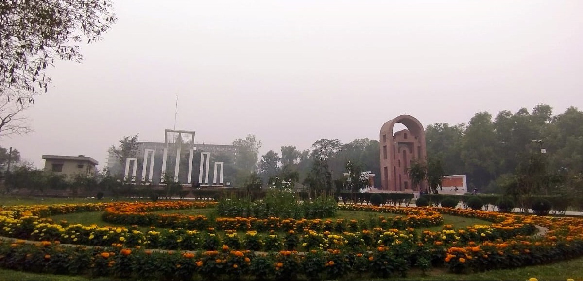 বাহারি ফুলের সৌরভে মাতোয়ারা ইসলামী বিশ্ববিদ্যালয়