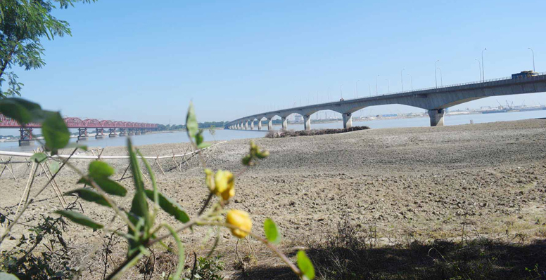 ভেড়ামারার হার্ডিঞ্জ ব্রিজের নীচে এখন ধু-ধু বালুর চর