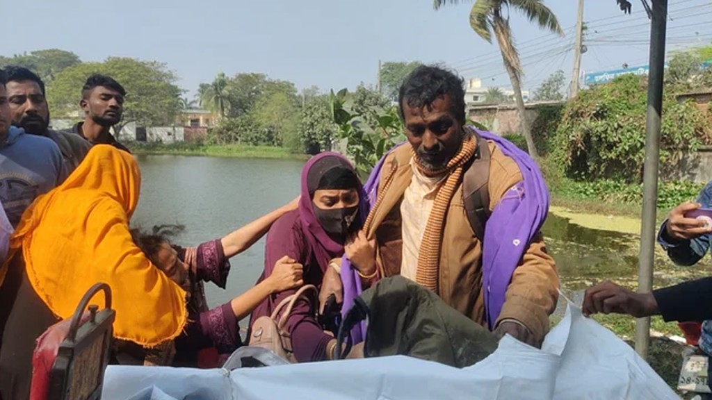 ‘স্বামীর লাশের গন্ধে আমার কিছু হবে না, তাকে দেখতে দেন’ 4 173867830367a2201fd4fca 1 ‘স্বামীর লাশের গন্ধে আমার কিছু হবে না, তাকে দেখতে দেন’